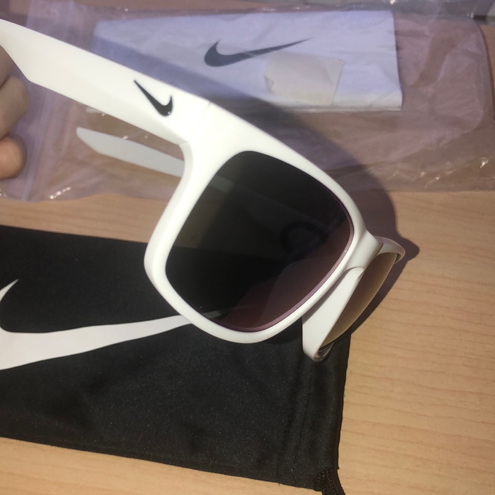 Nike essential chaser R EV0998 / UNISEX